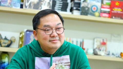 Trải lòng của ông Hoàng Nam Tiến: Lớp trưởng trường chuyên thi trượt Đại học, 38 tuổi mới thực hiện được ước mơ dang dở