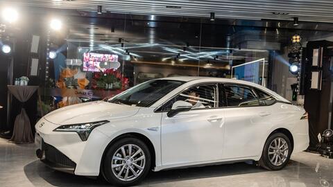 AION ra mắt Việt Nam, tung 2 xe mới: ES giá 788 triệu đồng, Y Plus giá 888 triệu đồng