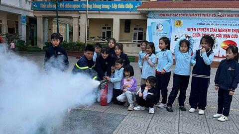 1200 học sinh được trải nghiệm thực hành chữa cháy, cứu nạn