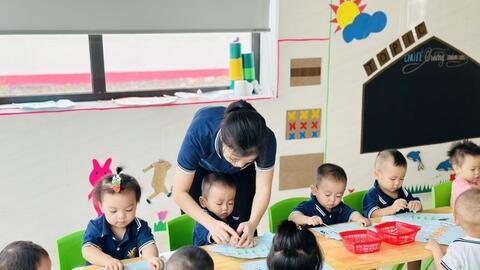 Quan tâm, tặng quà nhân viên nuôi dưỡng tại trường mầm non dịp Tết