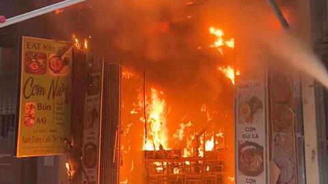Xảy ra cháy nhà ở kết hợp kinh doanh cơm bụi phố Ao Sen