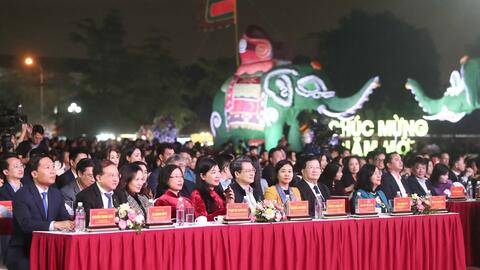 Tưng bừng khai hội Festival hoa Mê Linh