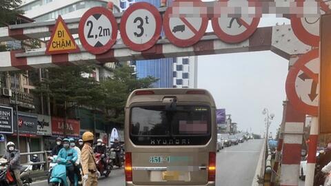 Xử lý tài xế điều khiển xe khách đi lên cầu vượt Tây Sơn