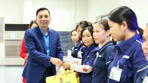 Tặng quà Tết cho 50 công nhân lao động khó khăn huyện Thạch Thất