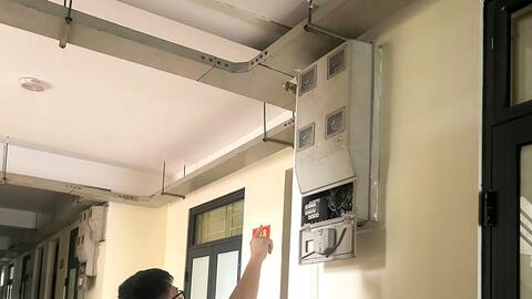 Người thuê trọ “co kéo” trước giá điện mới