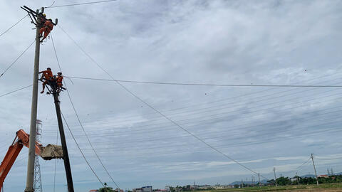 PC Thanh Hóa sớm khắc phục sự cố thiên tai khiến hàng loạt cột điện bị gãy, đổ