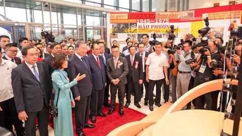 Tổng Bí thư Tô Lâm tham quan các gian trưng bày tại Hội báo toàn quốc 2025