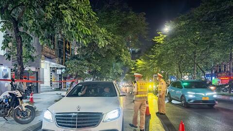 Hà Nội: Cảnh sát giao thông xử lý các trường hợp vi phạm nồng độ cồn trong đêm