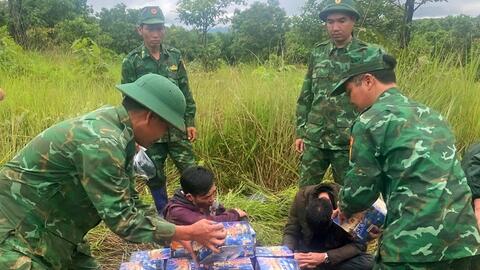 Bắt giữ hai đối tượng vận chuyển hơn 200kg pháo qua biên giới