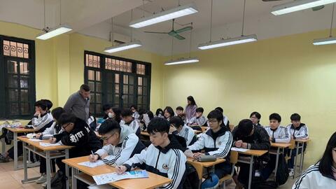 Cấm sử dụng điện thoại trong trường học: Nhìn từ lợi ích tích cực