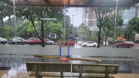 Người dân Thủ đô chằng chống nhà cửa sẵn sàng ứng phó bão Wipha