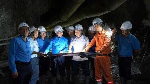 Sôi động trên công trường thủy điện Hòa Bình