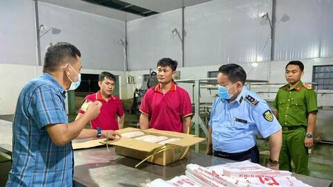 Tây Nguyên: Thịt heo chất đầy sạp, tiểu thương mỏi mắt chờ khách mua