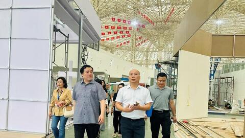 Thứ trưởng Nguyễn Sinh Nhật Tân kiểm tra tiến độ thi công triển lãm thành tựu ngành Công Thương