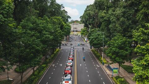 VinFast tặng 100.000 bộ decal Quốc kỳ cho chủ xe