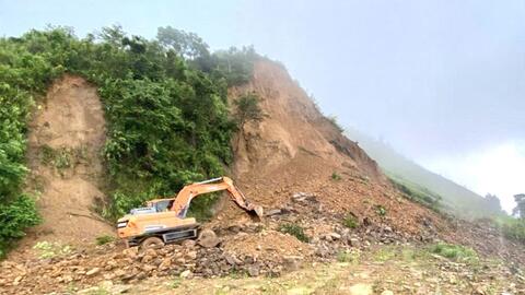 Điện Biên: Sạt lở nghiêm trọng, gây ách tắc giao thông