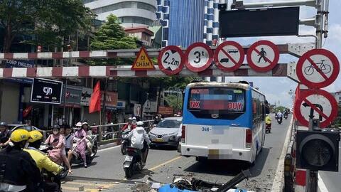 Hà Nội: Xử phạt tài xế điều khiển xe ô tô khách đi lên cầu vượt Sơn Tây