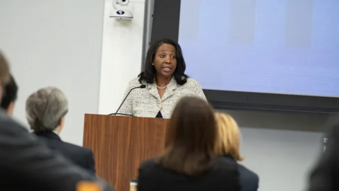 Thống đốc Fed tuyên bố sẽ kiện Tổng thống Donald Trump