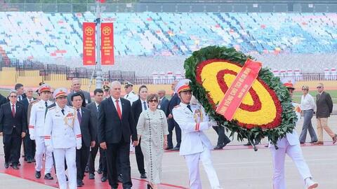 Chủ tịch nước Cuba đặt vòng hoa tưởng niệm Chủ tịch Hồ Chí Minh