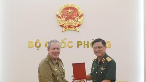 Thượng tướng Nguyễn Trường Thắng tiếp các Tùy viên Quân sự cũ và mới của Cuba