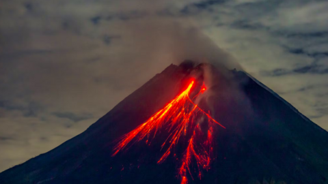 Núi lửa phun trào dữ dội, Indonesia nâng cảnh báo lên mức cao nhất
