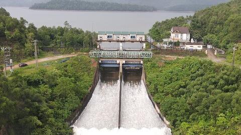 Hà Tĩnh mưa trắng trời, nhiều hồ chứa đồng loạt xả tràn