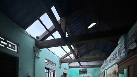 Thành phố Huế: Người dân hạn chế ra đường, hơn 70 nhà bị tốc mái