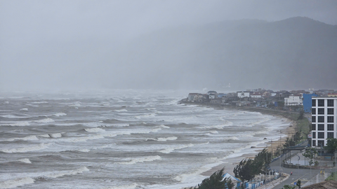 Chùm ảnh: Bão số 10 đang tiến gần, vùng biển Hà Tĩnh có sóng dữ dội