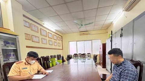 Hà Nội: Xử lý nam thanh niên đi SH không gương, không mũ, vung chân vào xe người đi đường