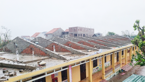 Hộ dân ở Hà Tĩnh mất trắng hàng chục tấn cá lồng bè sau bão số 10