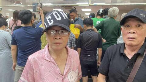 Người dân Hà Nội xếp hàng dài mua bánh trung thu truyền thống