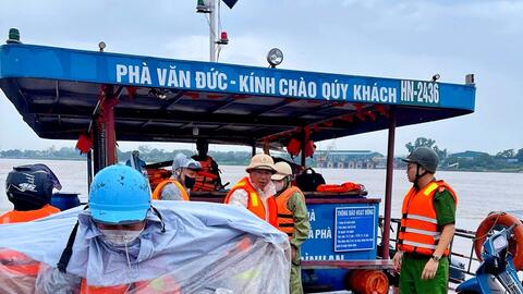 Hà Nội: Cảnh sát đường thủy ứng trực trên sông, hỗ trợ nhân dân phòng bão Matmo