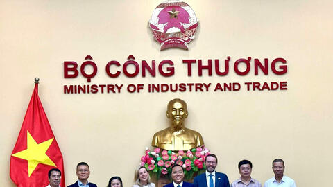 Thứ trưởng Nguyễn Hoàng Long làm việc với Đại sứ Vương quốc Anh tại Việt Nam