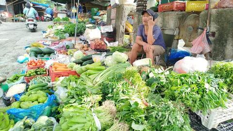 Giá rau xanh ở Hà Nội tăng 'chóng mặt' sau ngập úng