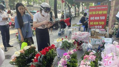 'Hoa nhà giàu' tăng giá gấp đôi vẫn hút khách dịp 20/10