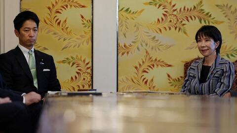 Chính trường Nhật Bản chứng kiến “cú bắt tay lịch sử”