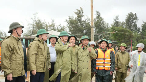 Thành phố Huế: Đường ven biển bị sạt lở nghiêm trọng sau bão 12