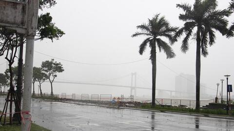 Đà Nẵng: Vỉa hè đường Như Nguyệt bị 'xé toạc' do bão số 12