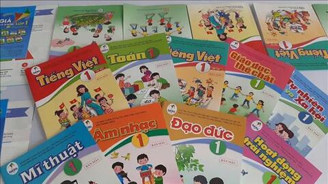 Góc nhìn nghị trường: “Dẹp loạn” sách giáo khoa