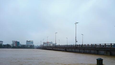 Nước lũ chạm dầm cầu Châu Ổ trên Quốc lộ 1 qua Quảng Ngãi, nguy cơ mất an toàn công trình