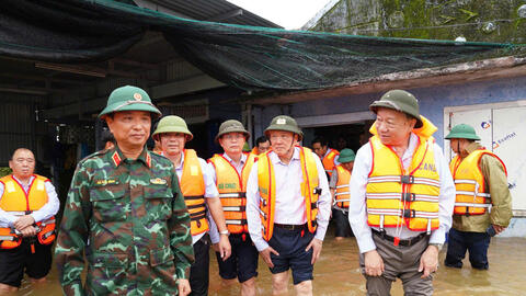 Tổng Bí thư Tô Lâm thăm hỏi, tặng quà người dân bị ảnh hưởng lũ lụt ở Huế