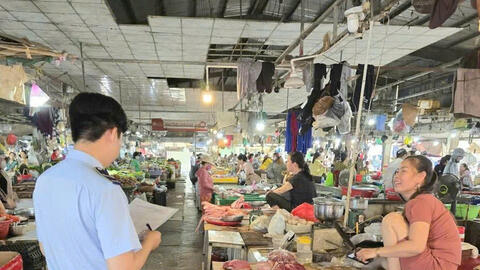 Thành phố Huế đảm bảo thị trường hàng hoá trong mưa lũ