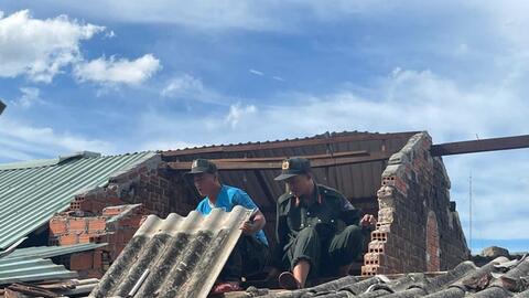 Trung đoàn Cảnh sát cơ động Nam Trung Bộ hỗ trợ nhân dân khắc phục hậu quả bão số 13