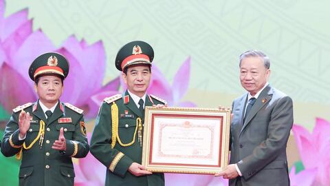 Quân đội Nhân dân vững bước dưới cờ Đảng quang vinh