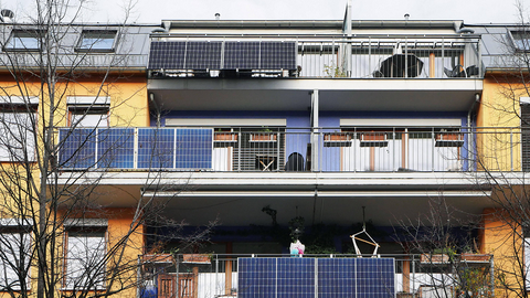 Đức: Bùng nổ điện mặt trời lắp ở ban công
