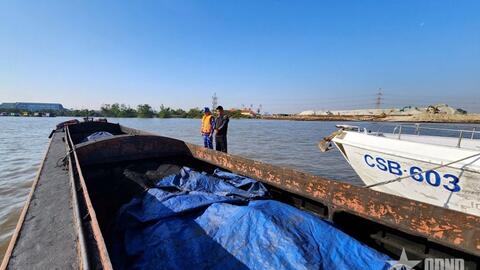 Cảnh sát biển tạm giữ tàu chở 200 tấn than không rõ nguồn gốc