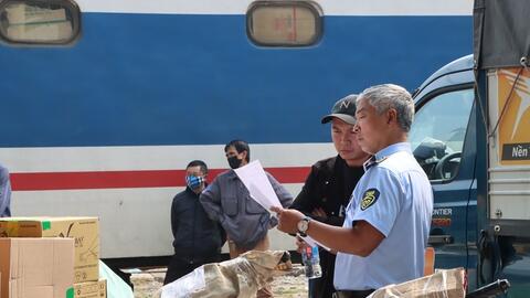 Phát hiện lượng lớn hàng hóa nghi nhập lậu tại ga Hà Nội