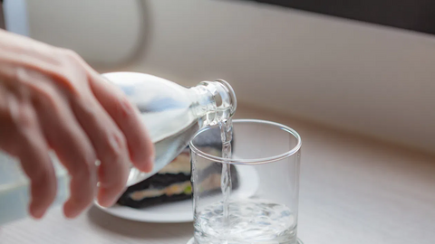 Lợi ích của việc uống 2 lít nước mỗi ngày