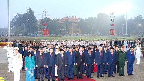 Đoàn đại biểu dự Đại hội XIV của Đảng vào Lăng viếng Chủ tịch Hồ Chí Minh