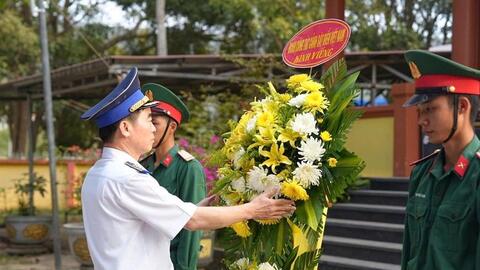 Chính ủy Cảnh sát biển Việt Nam chúc Tết quân, dân đặc khu Thổ Châu